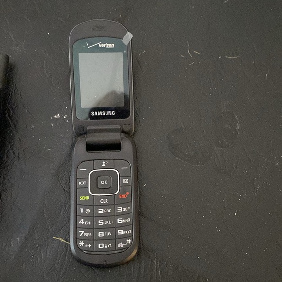 There are 5 phones here, have anyone you want or all of them they’re $25 apiece - Picture 3 of 6